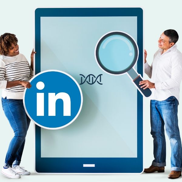 Scopri come fare per posizionarsi come esperti del settore di riferimento grazie a LinkedIn! Immagine di due professionisti con al centro un cellulare gigante con il logo di linkedin